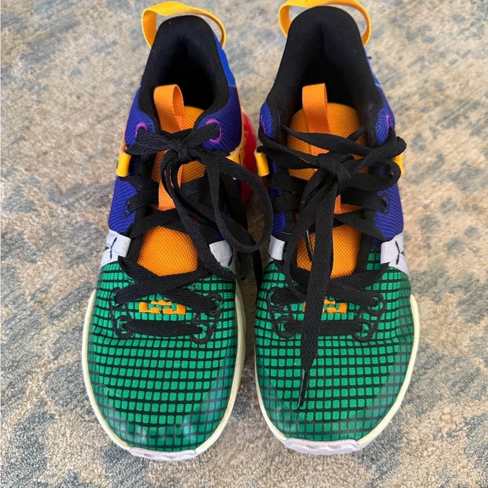 Nike Witness 7 Sneakers